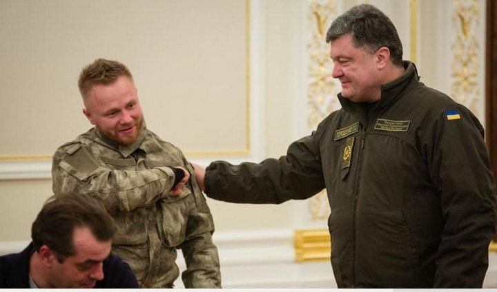Порошенко вручил паспорт Украины белорусу из "Азова", которого Россия подозревает в теракте