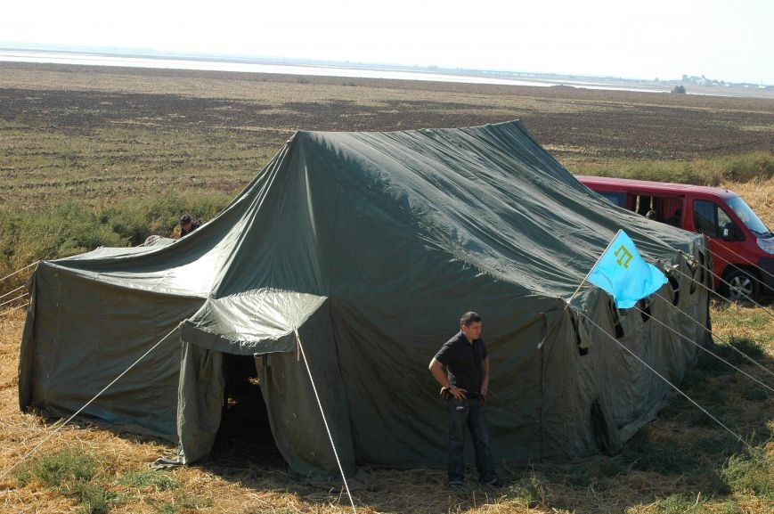 Активисты "продовольственной блокады" разворачивают палатки для ночевки на границе Крыма