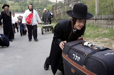 Отмечать еврейский Новый год в Умань приехали уже около 7 тыс. хасидов-паломников