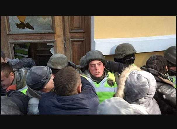 Киевская полиция назвала число пострадавших в ходе штурма Октябрьского дворца: правоохранителей отравили неизвестным веществом