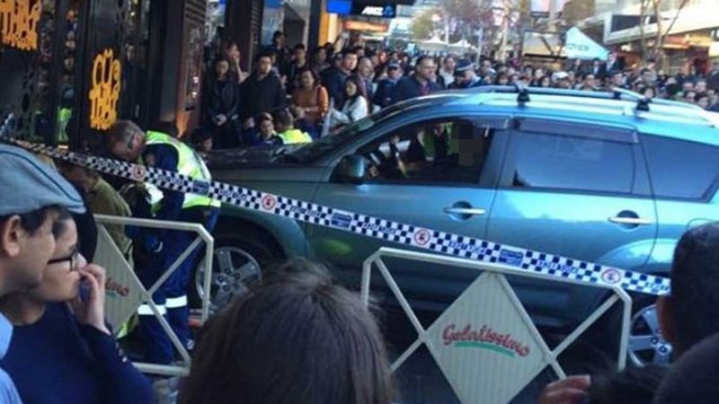 Теракт или случайность: в Сиднее автомобиль въехал в толпу: среди пострадавших - ребенок. Опубликованы кадры с места событий