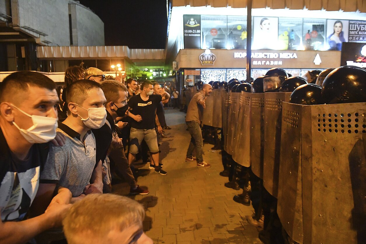 Толпа протестующих "снесла" кордон ОМОНа в Минске – силовики принялись бежать