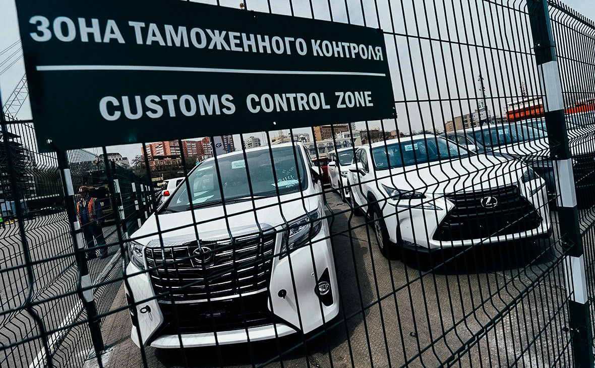 Тысячи россиян после ухода западных автобрендов "клюнули" на "дубайскую схему" и поплатились 