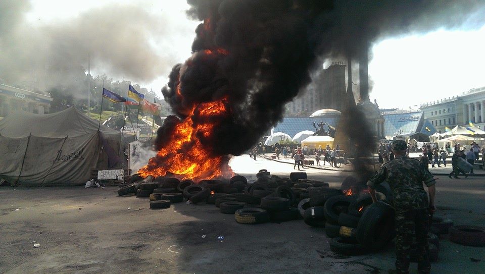 ​Палатки и шины горят по всему Майдану. Есть пострадавший