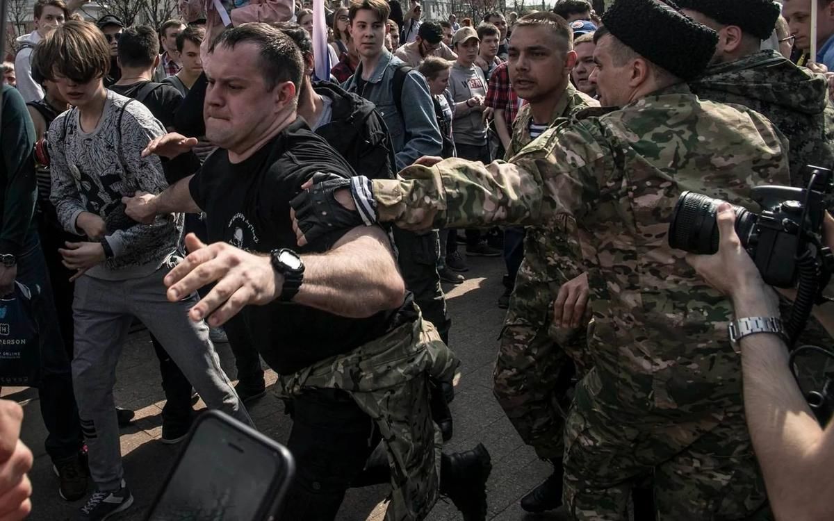 Кремлю не хватает силовиков для разгона митингов – "гонять" россиян будут казаки