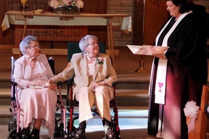 После 72 лет совместной жизни поженилась пара 90-летних американок
