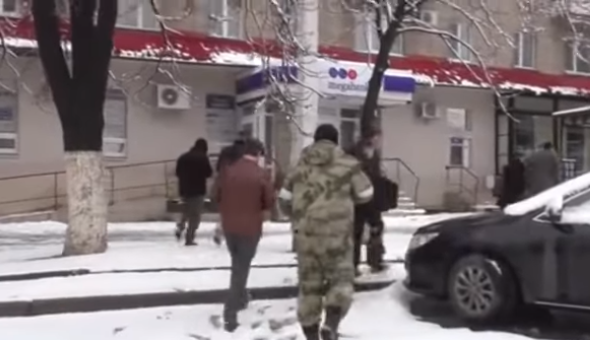 Штурм "генпрокуратуры ЛНР": сотрудники под конвоем покидают здание - в Сети появились первые видеокадры с места событий 