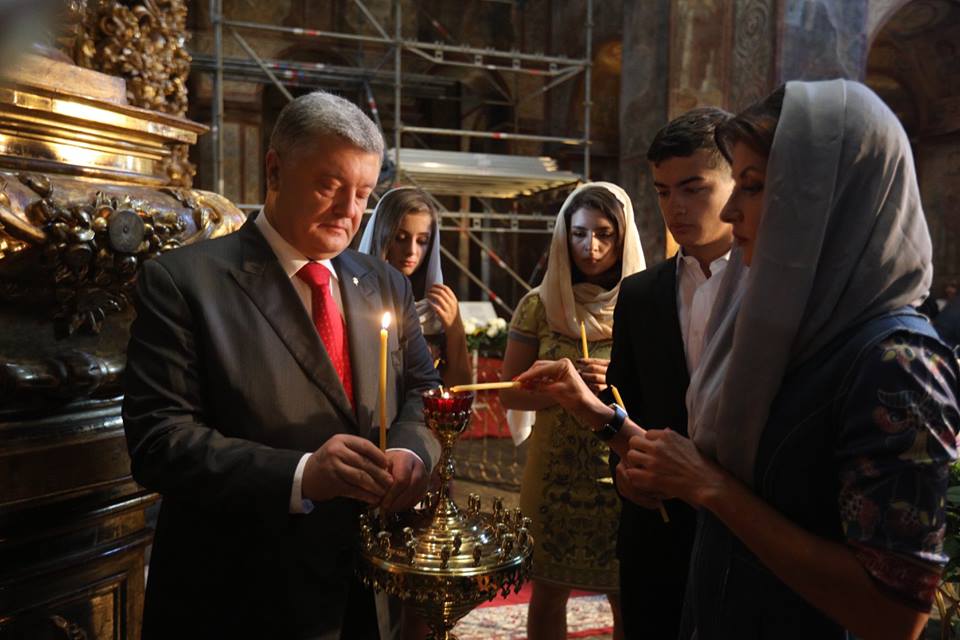 "Мы сплоченная несокрушимая нация, единая и неделимая", - Порошенко искренне помолился за процветание Украины 