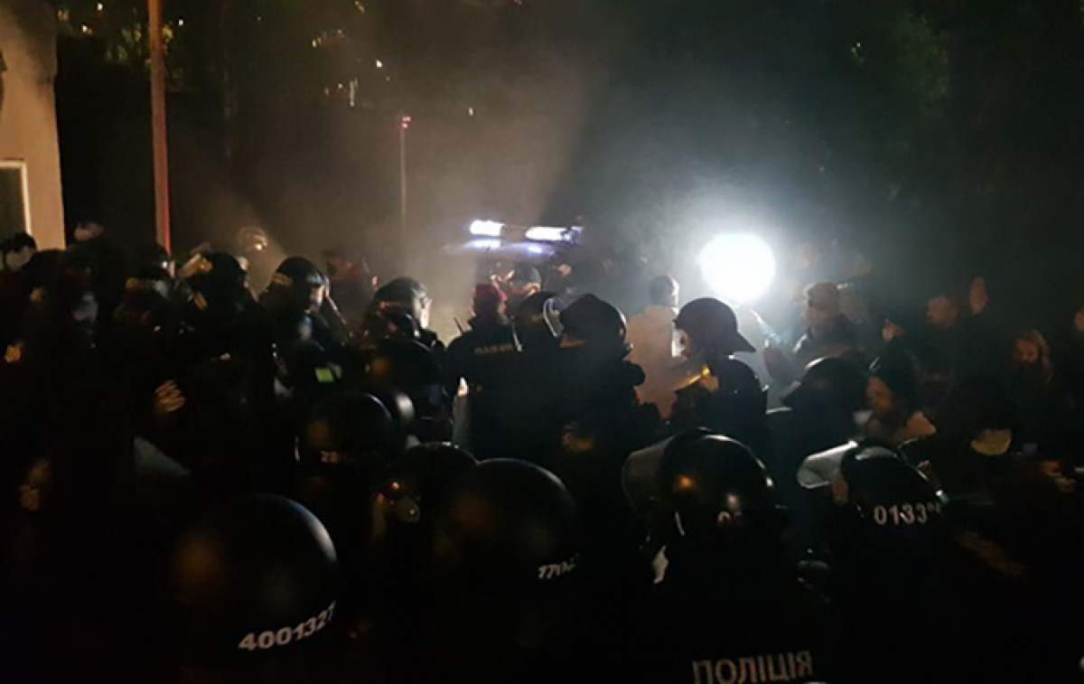 Сотни силовиков экстренно стянули к госдаче Зеленского из-за протестов военных в Киеве