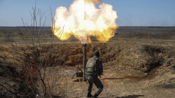 Огненные сутки в зоне АТО: боевики активизировались по всей линии фронта, среди украинских защитников есть раненые - кадры