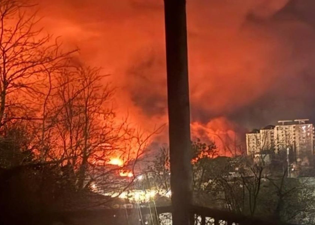 В Туапсе после атаки дронов горит НПЗ – в Сети показали видео ударов 