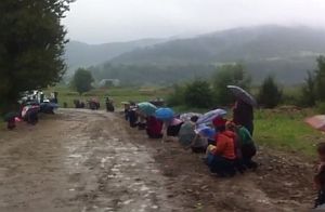 Жители села на Львовщине встречали погибшего бойца стоя на коленях