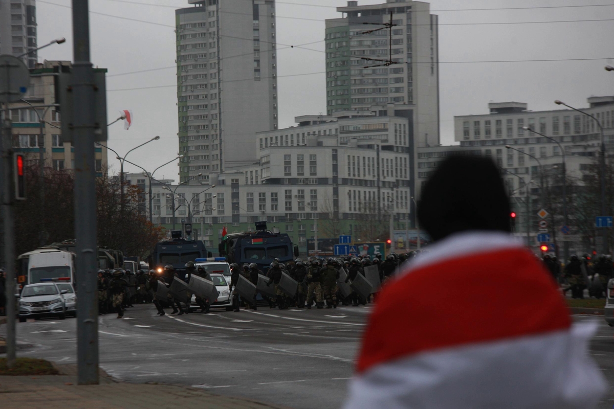 В Минске беспрецедентное число ОМОНа вывели "давить" протест, десятки арестованных