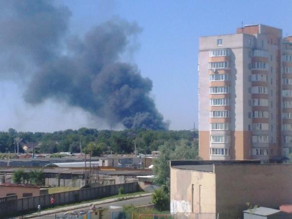 Мощный пожар под Киевом: в Броварах горит склад с пенопластом. Дым виден в столице