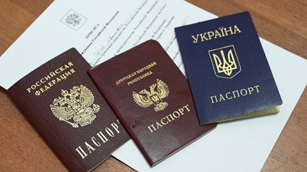 Жителям Донбасса угрожают отменой пенсий, если те не возьмут паспорта "Л/ДНР" - что происходит