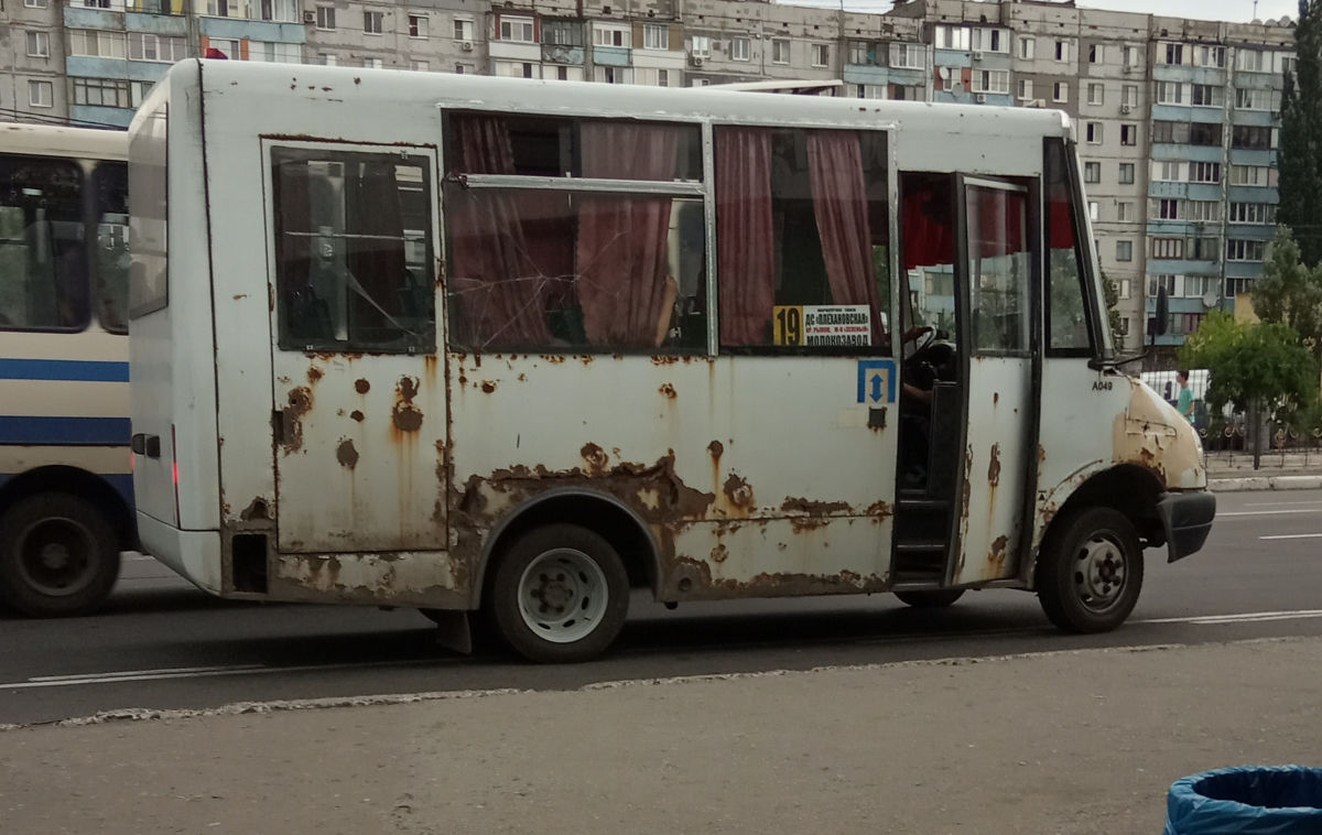 Аварийный транспорт в "ДНР": в маршрутке Макеевки салон с людьми залило водой через дырку в дне