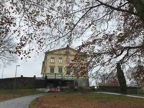 Старинный замок, уютные номера, лосось на обед – это не санаторий, а тюрьма для особо опасных преступниц в Швеции – кадры