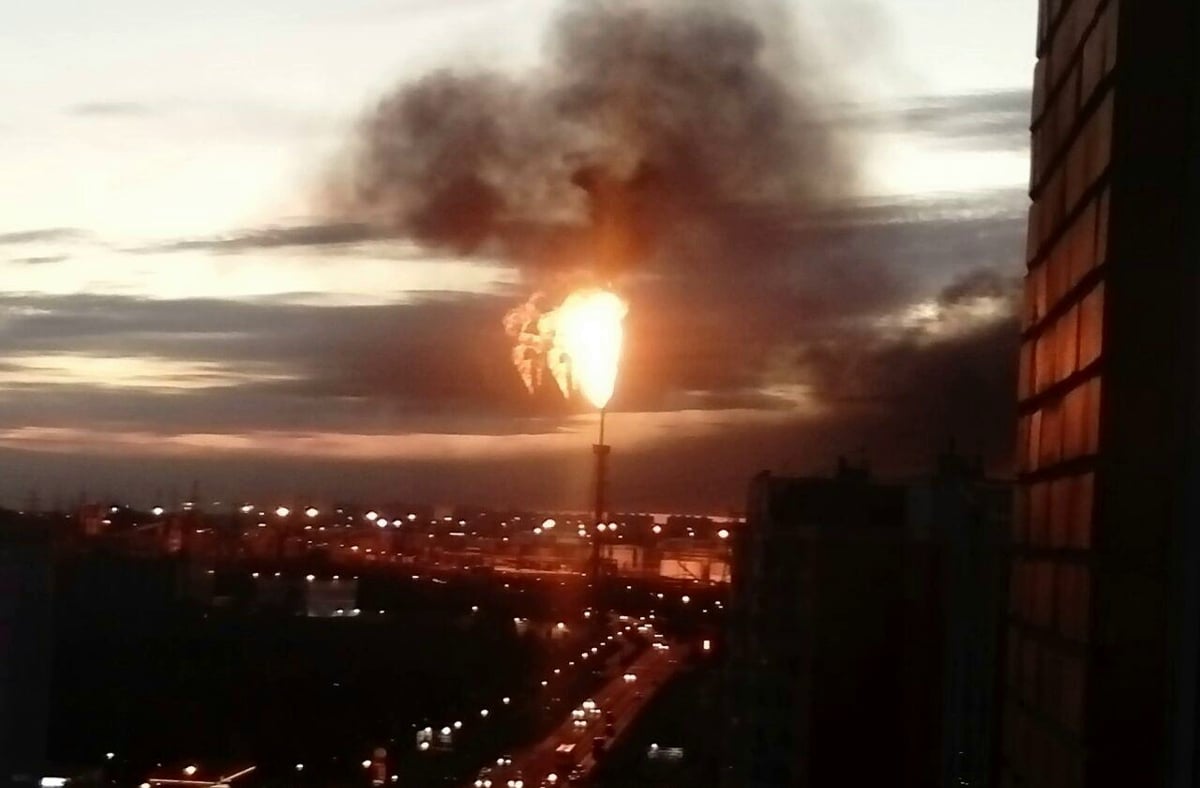 ​В РФ полыхает нефтеперерабатывающий завод - очевидцы напуганы запахом и "ядерным грибом"