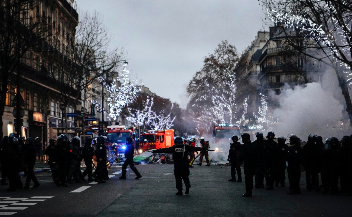 Власти во Франции готовятся подавить протесты "желтых жилетов", приняв неоднозначные законы