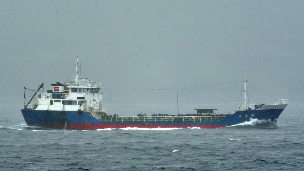 Огонь на поражение: российские пограничники в Японском море расстреляли судно браконьеров из дружественной КНДР