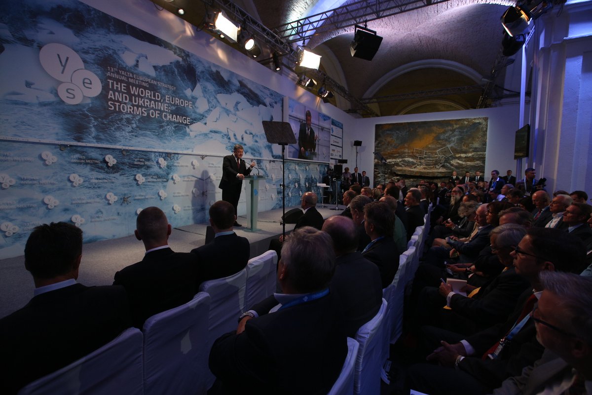 Порошенко послал тревожный сигнал ЕС: Кремль превращает Крым в мощную военную базу