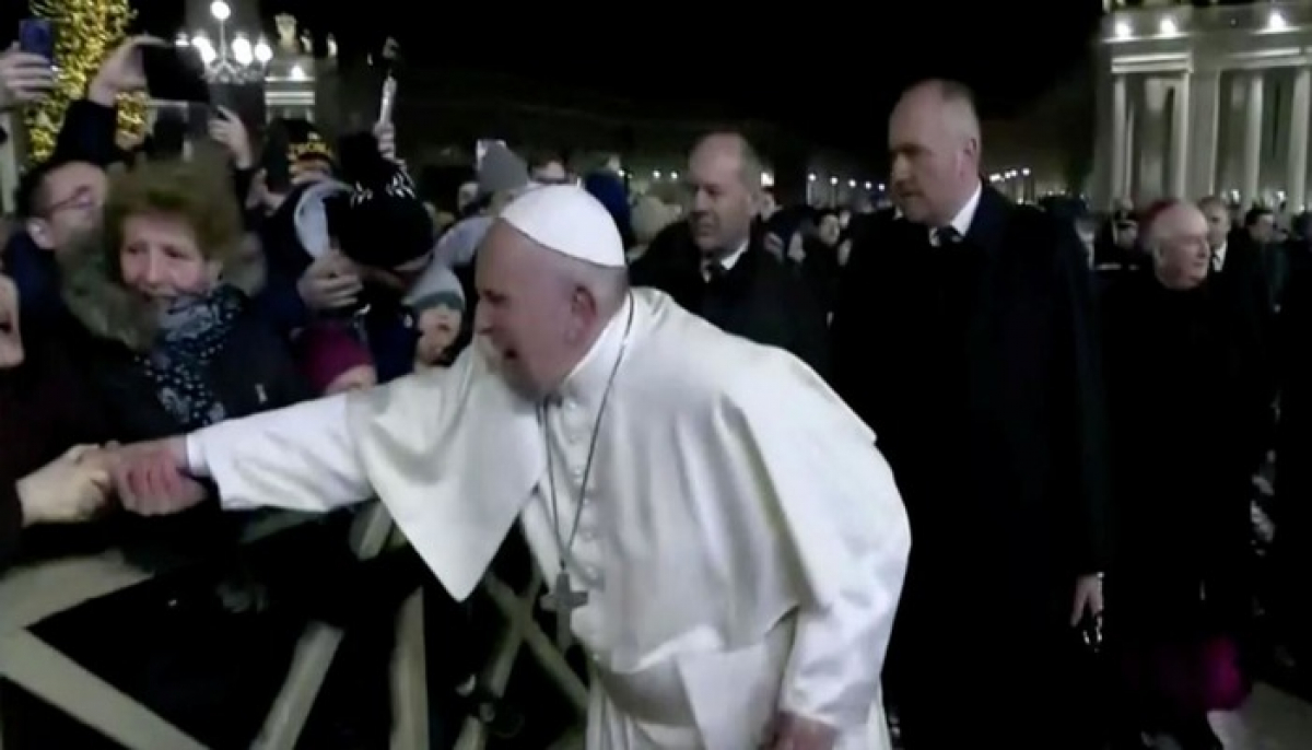 Папа Римский чуть не "потерял" руку в борьбе с женщиной во время празднования Нового года