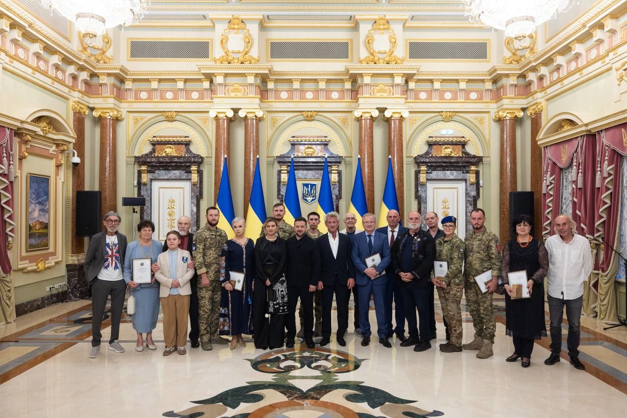 Шон Пенн стал “Национальной легендой Украины”: Зеленский и первая леди отметили наградами выдающихся людей