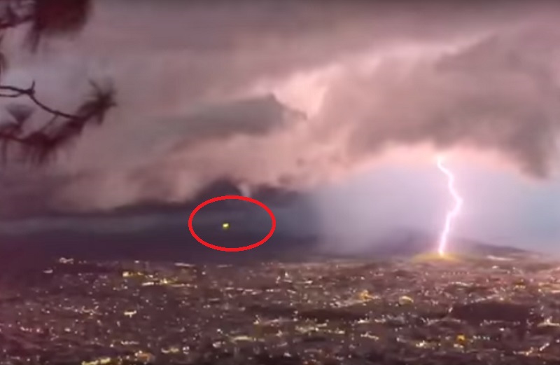Засветился зеленым во время вспышки молнии: в Мексике зафиксировали НЛО во время шторма – кадры
