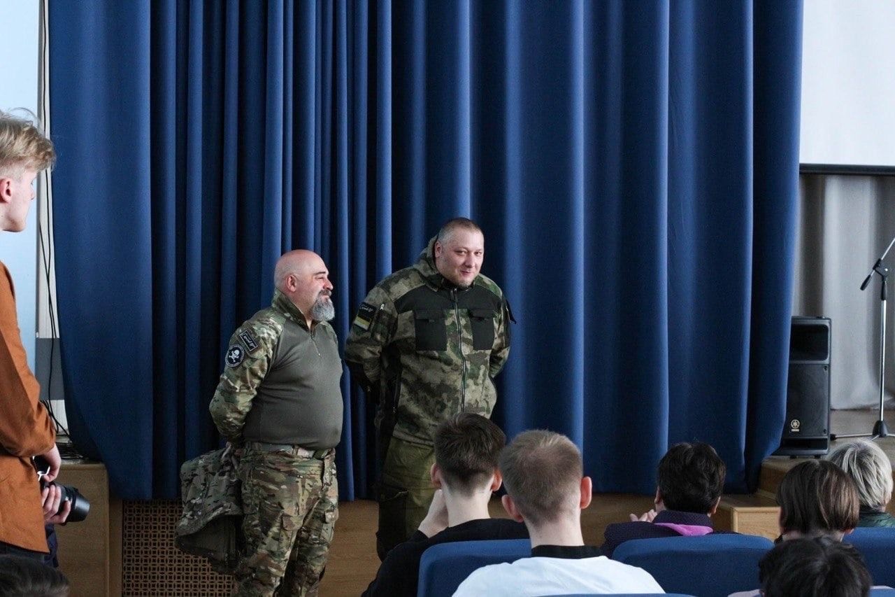 В колледже Питера студенты завалили воюющих в Украине наемников вопросами об убийствах мирных жителей
