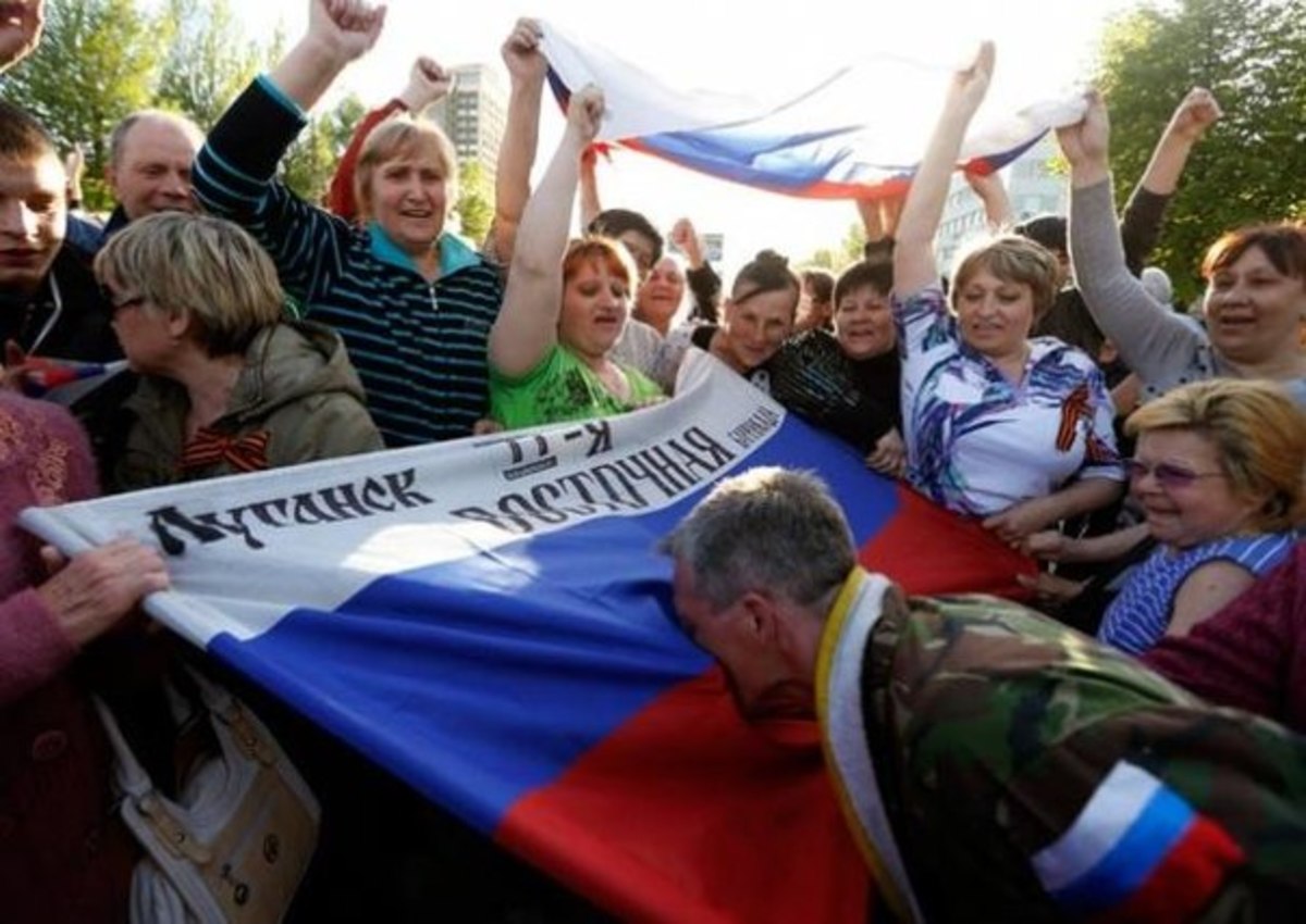 "Ну, ладно в России - типа праздник! Каким боком к нему Луганск?": блогер высмеял наивных луганчан, воображающих себя россиянами
