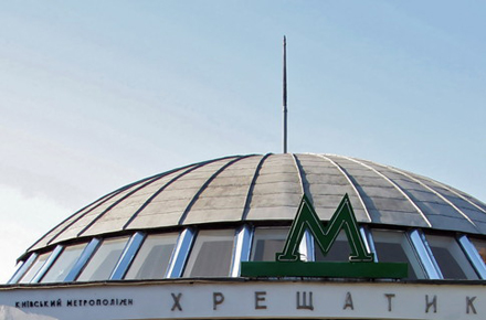 ЧП в метро Киева: на станции «Крещатик» на рельсы упали два человека