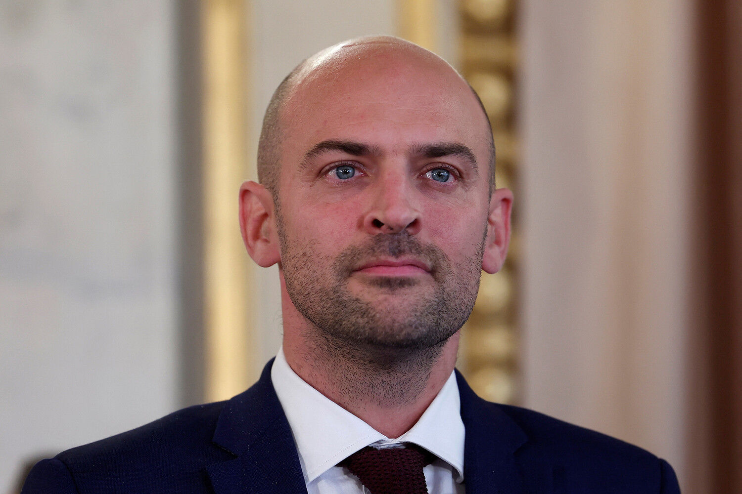 Глава МИД Франции призвал французов "затянуть пояса", чтобы не умолять США о защите