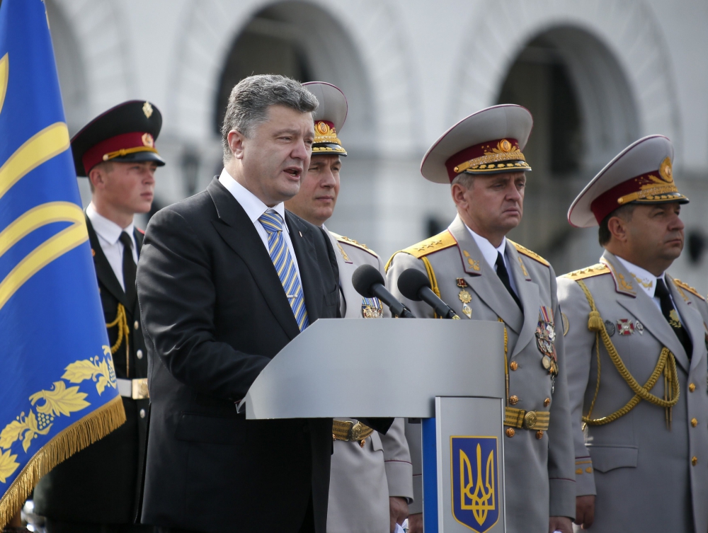"Пусть, как знают, сходят с ума, умирают, а нам свое делать", - президент Порошенко во время парада ко Дню Независимости обратился к Путину и всем россиянам, причастным к войне на Донбассе, - кадры