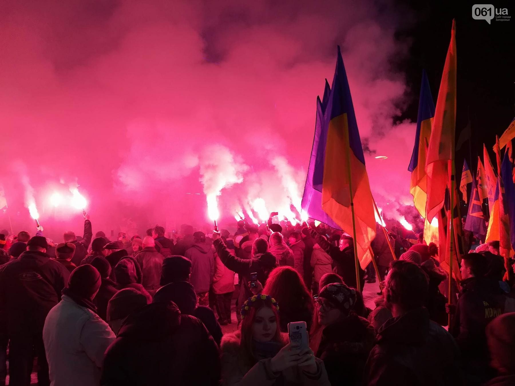 Сотни активистов вышли на улицы на шествие с факелами - как отметили 100-ю годовщину Крут в Запорожье