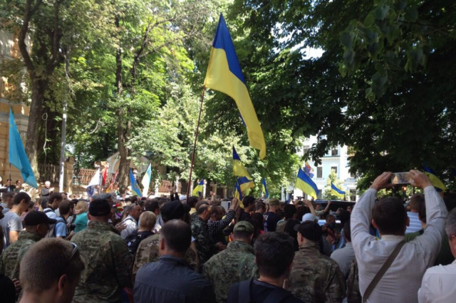 Активисты заблокировали Администрацию Президента: грозят третьим Майданом