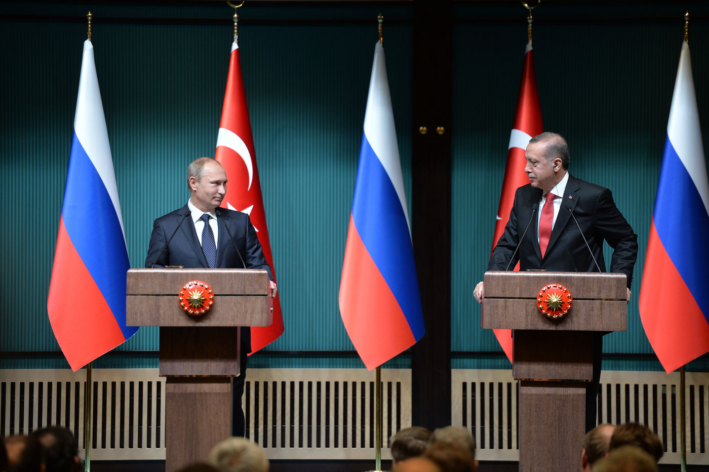 Турция готова нанести сокрушительный удар по России, однако не делает этого,- Фарух Челик