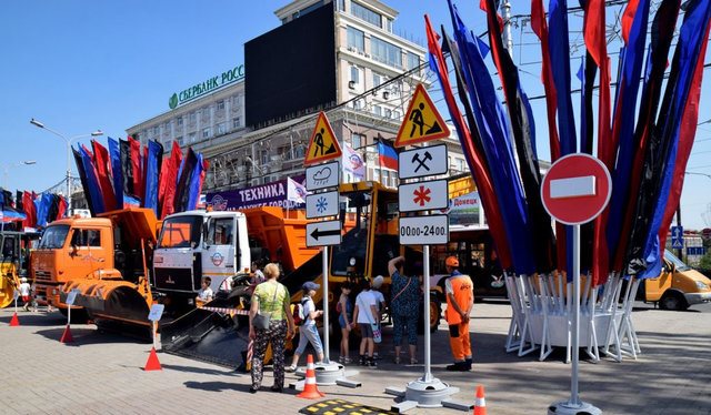 Позорные "мероприятия" ко Дню города: боевики "ДНР" согнали в центр Донецка тьму коммунальной техники, шокировав жителей - кадры