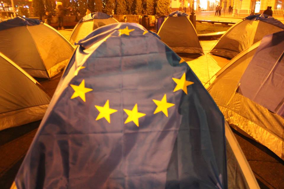 В Харькове днем неизвестный пытался сжечь палатку "Евромайдана"