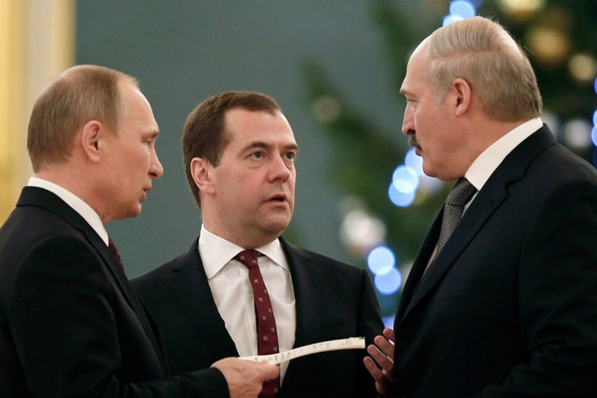Лукашенко резко ответил Медведеву из-за "Союзного государства": "Зачем вы лезете?"