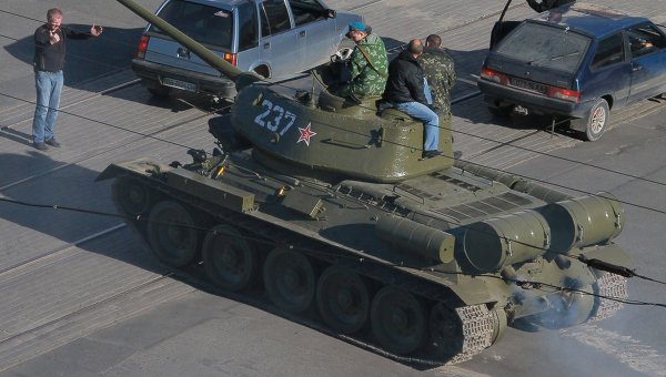 Соцсети переполошило фото танка на улицах Луганска: очевидцы рассказали, что задумали боевики "ЛНР"
