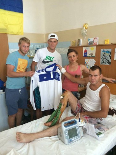 Игроки «Динамо» Безус и Ярмоленко навестили раненных во время АТО