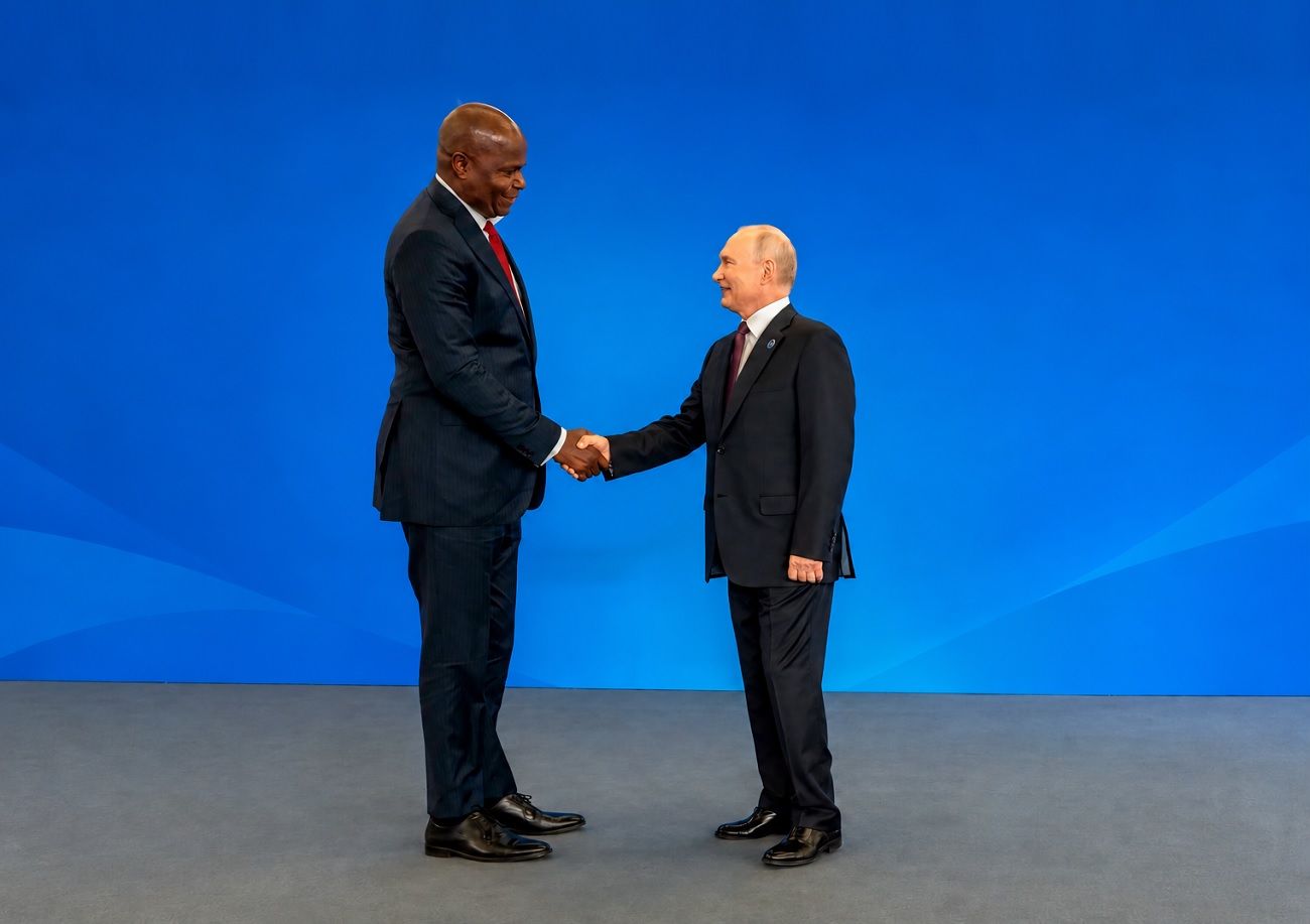 Фото Путина с президентом Мозамбика стало поводом для насмешек