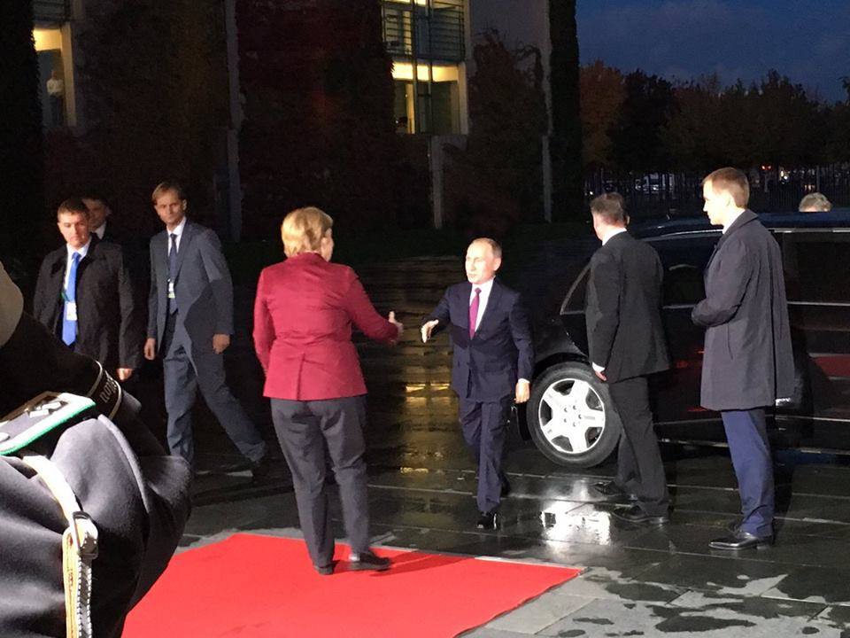 Фото Путина на встрече с Меркель взорвало Сеть: президент РФ насмешил странным видом  