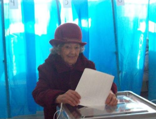 100-летняя украинка поразила всех на избирательном участке: появился мощный кадр из Херсона