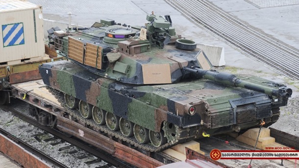 Американские танки уже на Кавказе: десятки единиц бронетехники прибыли в Грузию