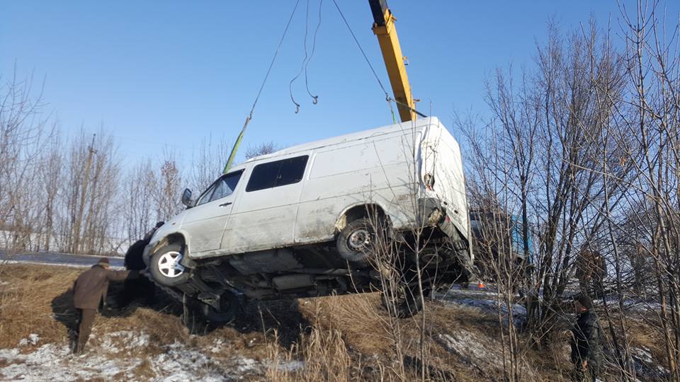 Известные волонтеры из Запорожья по пути на Донбасс попали в жесткое ДТП: автобус пришлось вытаскивать спецтехникой - кадры