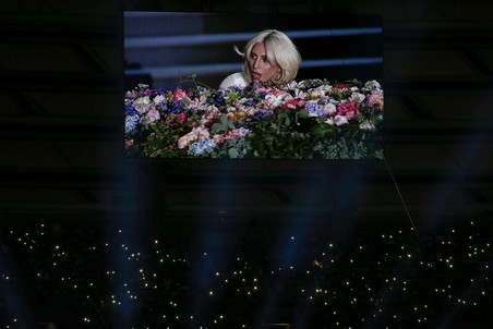 Леди Гага кардинально изменила образ: видео выступления певицы в Баку