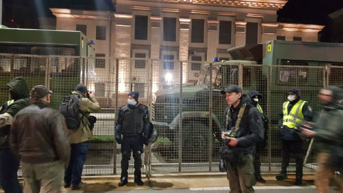 В Киев к посольству РФ стянули военную технику: здание под усиленной охраной, кругом сотни бойцов Нацгвардии