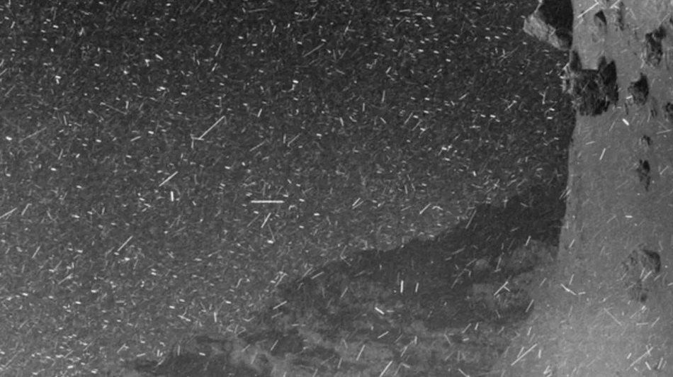 Космическая станция Rosetta сделала невероятные снимки "снегопада" на поверхности кометы – кадры