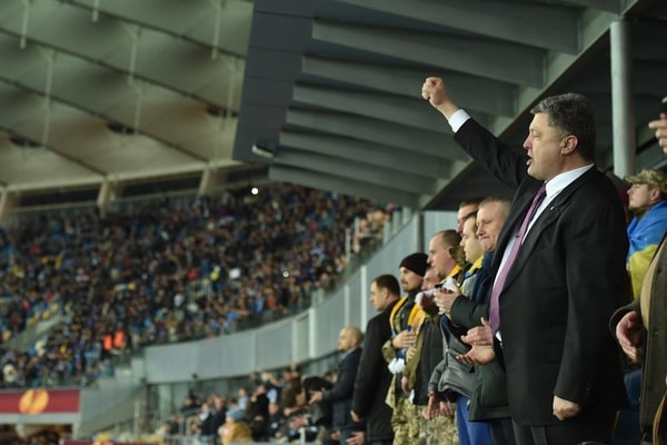 ​Порошенко поддерживает сборную Украины по футболу на матче во Львове